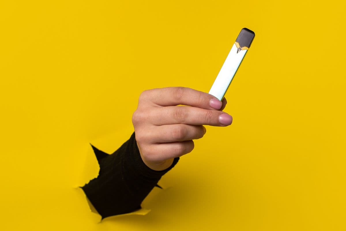 A hand holding a vape pod