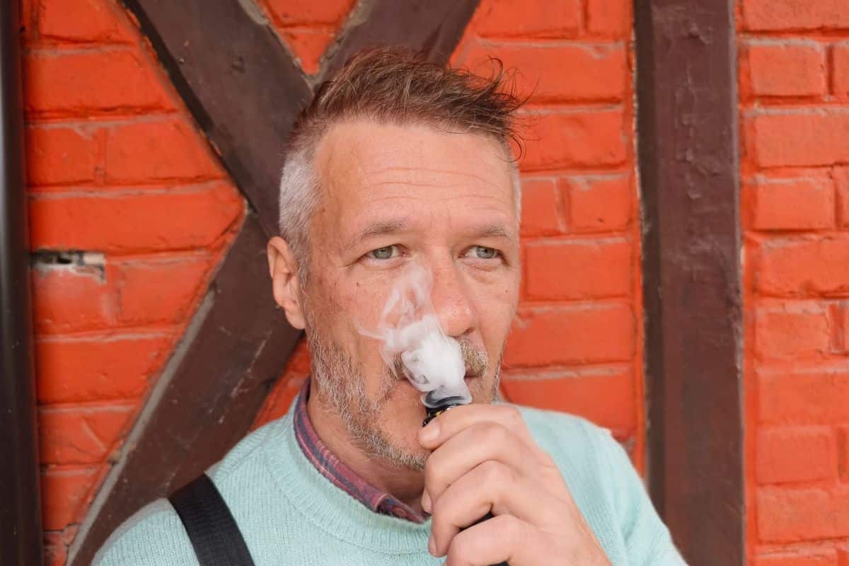 Are Raz Vapes Safe? Essential Health Insights and Risks 5 A person is using a RAZ vape to quit smoking