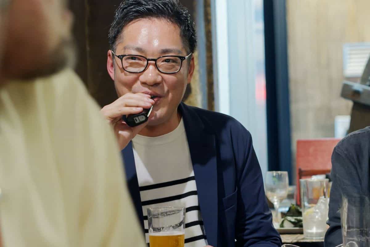 Understanding Geek Bar Ingredients: Essential Insights for Users 3 A person vaping a geek bar